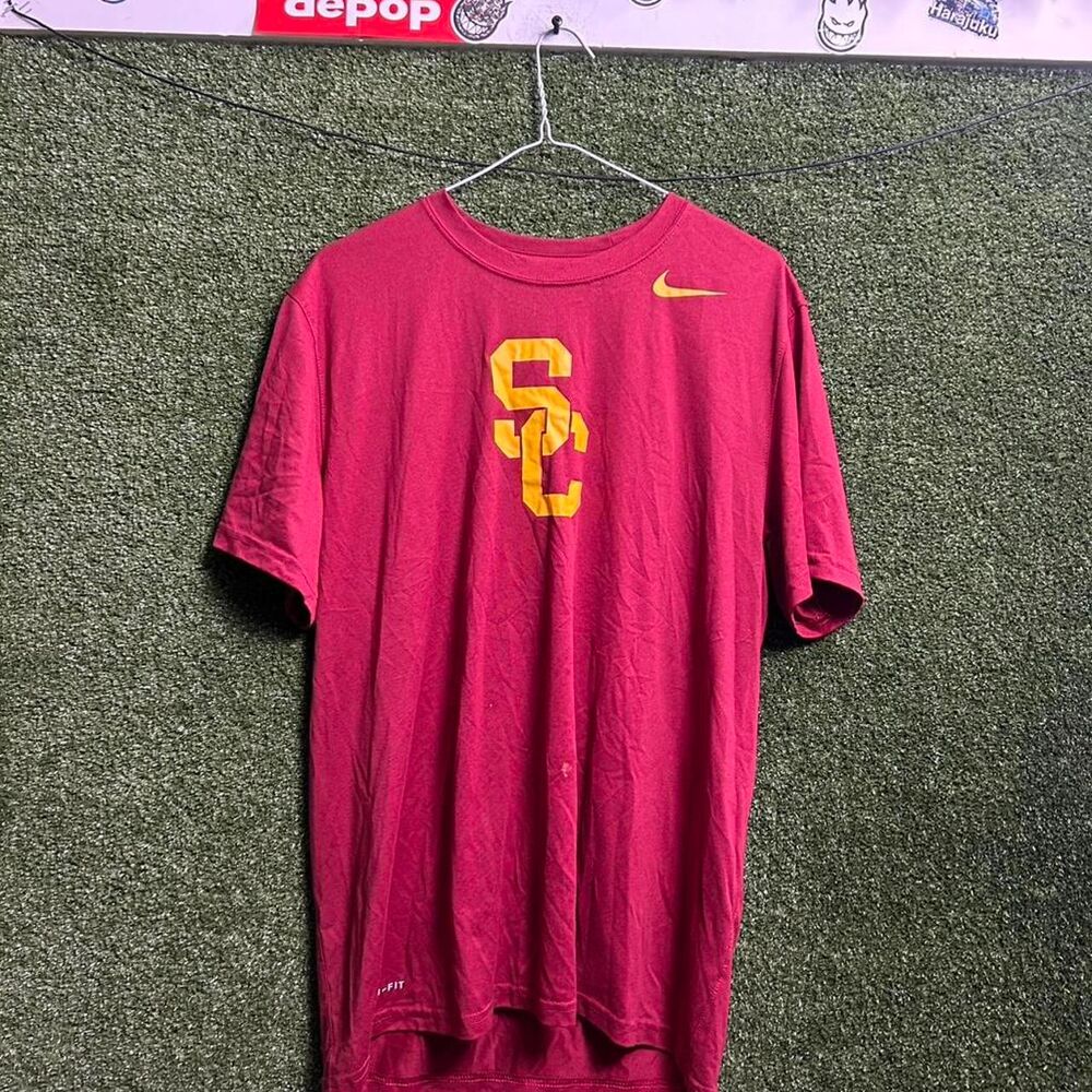 Nike Men's Red and Burgundy T-shirt